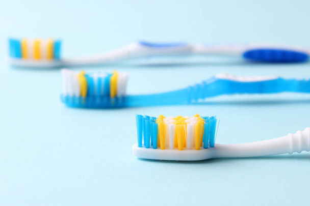 зубные щетки на цветном фоне. здоровье полости рта, чистить зубы, здоровые зубы
 - Фото, изображение