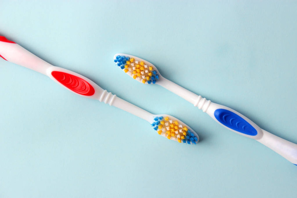 spazzolini da denti su uno sfondo colorato vista dall'alto. salute orale, lavarsi i denti, denti sani
 - Foto, immagini