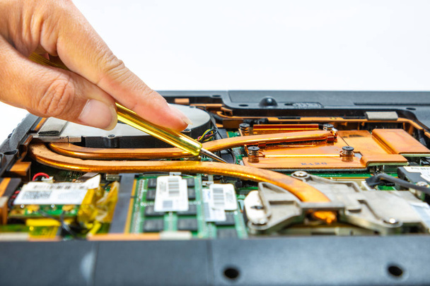 Technicien de réparation d'ordinateurs est la réparation du portable ou ordinateur portable de réparation. Isolé sur fond blanc
. - Photo, image