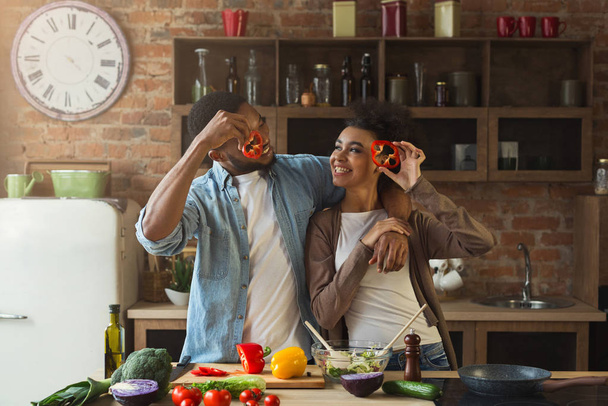 Boldog fekete pár szórakozik a konyhában - Fotó, kép