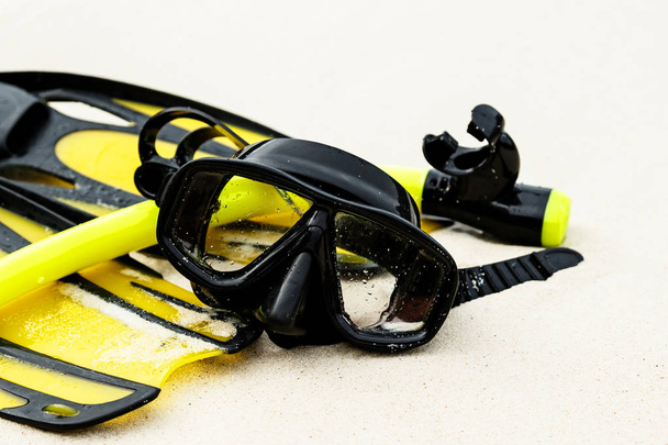 A homokos strandon snorkeling felszerelés közelről  - Fotó, kép