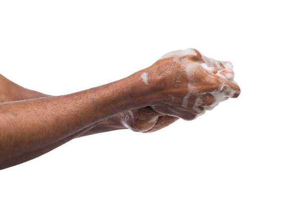 Nero uomo lavaggio mani isolato su sfondo bianco
 - Foto, immagini