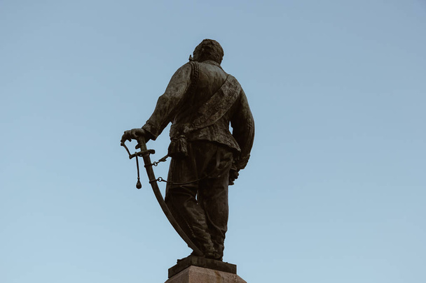 vista trasera de la estatua de bronce de Víctor Manuel II de Italia estatua en la ciudad de Santa Margherita Ligure
. - Foto, imagen