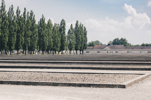 Дахау Німеччина липня 2013 року люди, відвідавши сайт Меморіал концентраційного табору Дахау в колишній нацистському концентраційному таборі Dachau - Фото, зображення