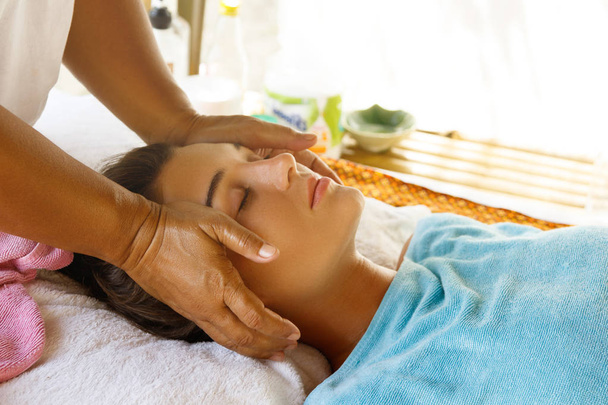 Young woman during professional head massage - Φωτογραφία, εικόνα