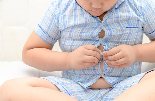 Dítě s nadváhou, neúspěšné diety a jíst špatné potraviny. Koncept ztráta hmotnosti. Těsné tričko. - Fotografie, Obrázek