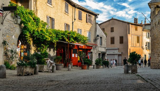 Carcassonne, une ville perchée dans le sud de la France, est un site du patrimoine mondial de l'UNESCO célèbre pour sa citadelle médiévale construite aux XIIIe et XIVe siècles
 - Photo, image