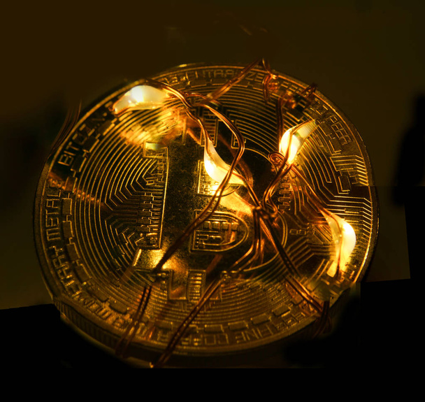 Real shining  bitcoin lowkey light - Foto, afbeelding