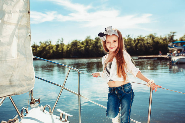 The children on board of sea yacht - Foto, afbeelding