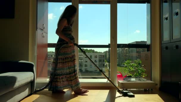 Femme gardienne de maison enceinte avec grand ventre hoover chambre avec aspirateur
 - Séquence, vidéo