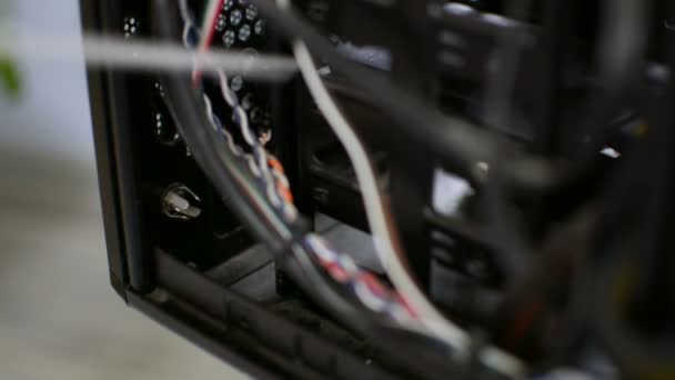 Καθαρισμού στο εσωτερικό υπολογιστή προσωπικού υπολογιστή chasis υπόθεση χέρι closeup υψηλής πίεσης - Πλάνα, βίντεο