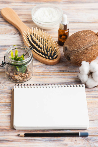 Cuaderno vacío, tratamiento natural del cabello con mantequilla de coco
 - Foto, imagen