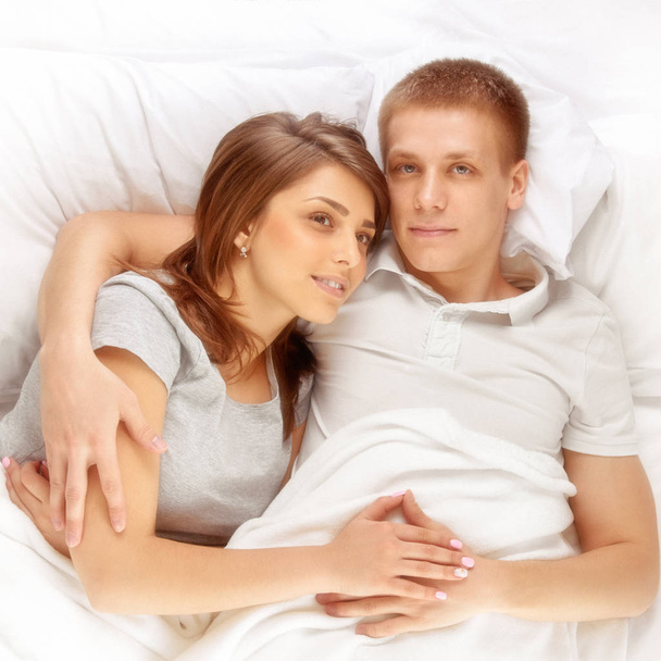 jovem Esposa e marido na cama
 - Foto, Imagem