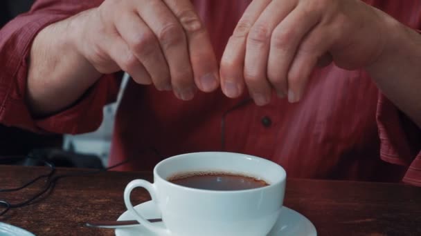 Muž dávat cukr do kafe s čajem. - Záběry, video