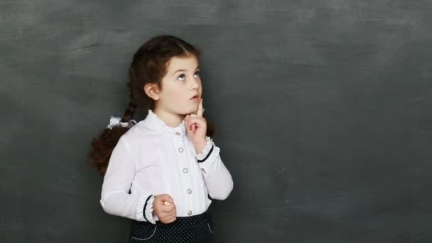 mała dziewczynka, stojąc przy tablicy - Materiał filmowy, wideo