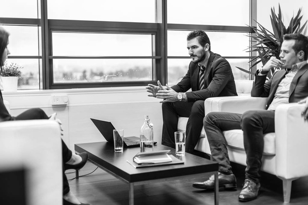 Des hommes d'affaires interviewant une candidate à un emploi dans un bureau d'entreprise moderne
. - Photo, image