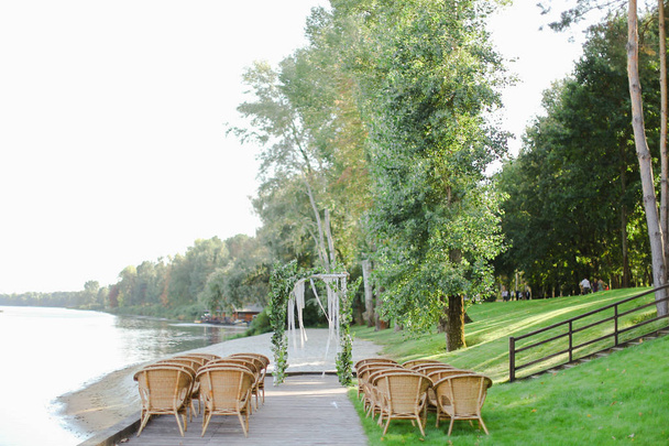Huş ağacı doğal gelin kemer ve sandalyeler Park. - Fotoğraf, Görsel