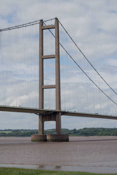 Ένα ενιαίο πύργο της γέφυρας Humber, είδαν από την ακτογραμμή - Φωτογραφία, εικόνα