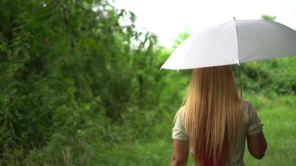 Beyaz şemsiye yağmur altında tutan el yürüyen kadın  - Video, Çekim