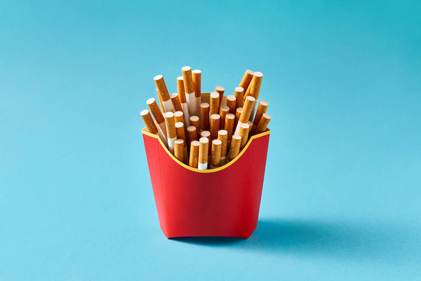 Many cigarettes in red carton - Foto, Imagen