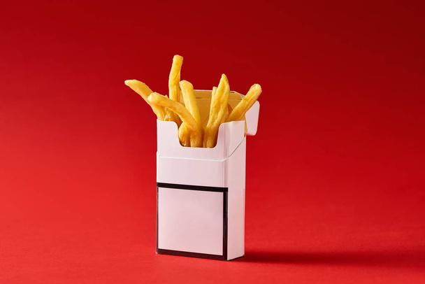 Confezione di sigarette con patatine fritte
 - Foto, immagini