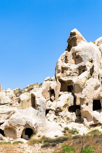 Viaje a Turquía - capillas rupestres antiguas cerca de la ciudad de Goreme en Capadocia en primavera
 - Foto, imagen