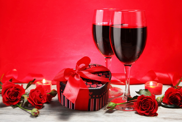 Valentine Gift coração forma com vinho e rosas
 - Foto, Imagem