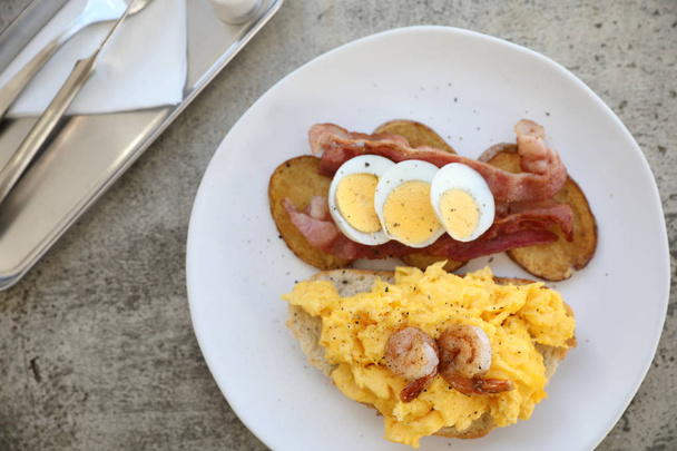 朝食のスクランブルエッグ、フライド ポテト ベーコンとエビ - 写真・画像