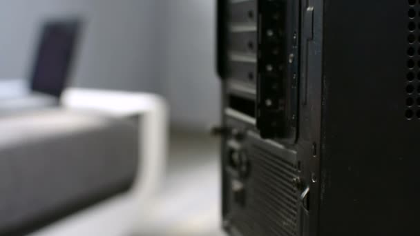 PC PC onderhoud door het basispagina verwijderen zaak losdraaien schroef closeup - Video