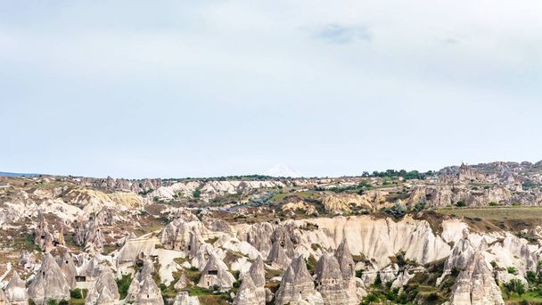 Türkiye - eski dağ manzarası Göreme Milli Parkı'nda Kapadokya bahar seyahat - Fotoğraf, Görsel