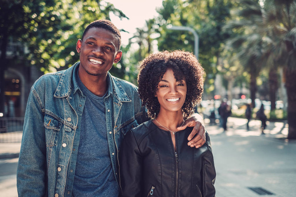 Jeune couple noir heureux à l'extérieur
 - Photo, image