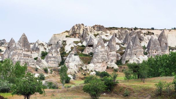 Matka Turkkiin - kallioleikattuja muinaisia taloja Goremen kansallispuistossa Cappadociassa keväällä
 - Valokuva, kuva