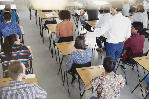 Professor sammelt Test von Studenten im Hörsaal - Foto, Bild