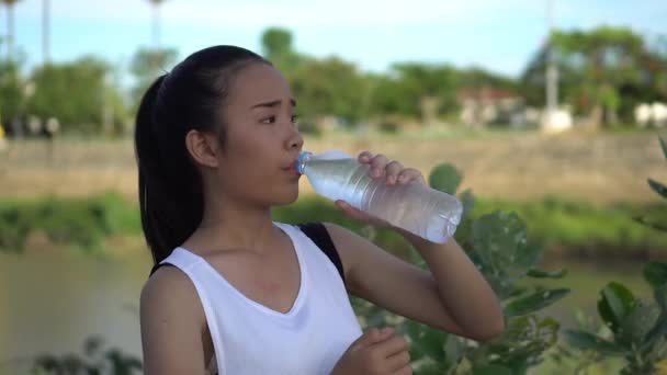 jonge vrouw die water drinkt na inspanning - Video