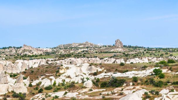 Подорож до Туреччини - панорами гір у національному парку Гйореме в Каппадокії в Сонячний, Весняний день - Фото, зображення