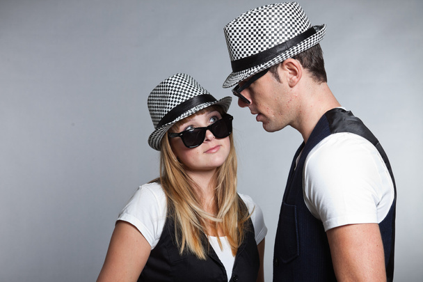 Молода пара чоловік і жінка в любові. Сонцезахисні окуляри та капелюх
. - Фото, зображення