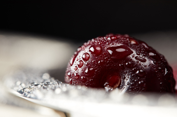 close-up tiro de cereja madura lavada coberta com gotas de água
 - Foto, Imagem
