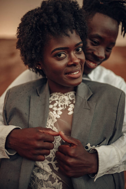 Retrato de recién casados negros felices. Primer plano.
. - Foto, Imagen