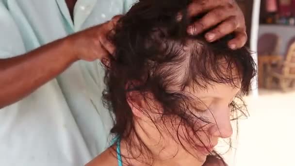 Detailní záběr z terapeutovy ruce dělají masáž hlavy na ženu. - Záběry, video