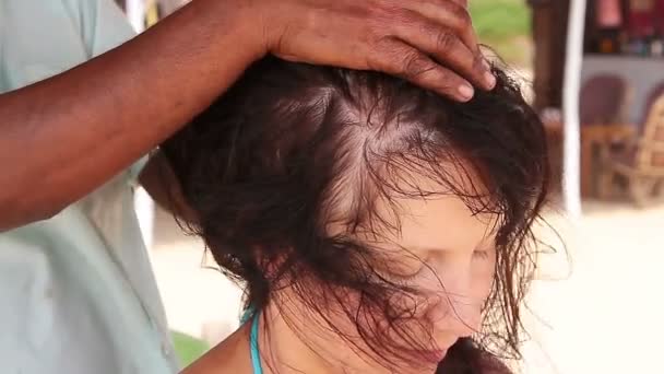Detailní záběr z terapeutovy ruce dělají masáž hlavy na ženu. - Záběry, video