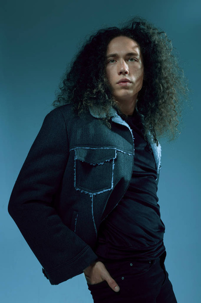 Portraits of a guy with an attractive appearance, curly hair and stylish clothes - Fotografie, Obrázek