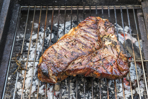 Ganzes T-Bone Steak auf dem Grill vom Grill - Foto, Bild