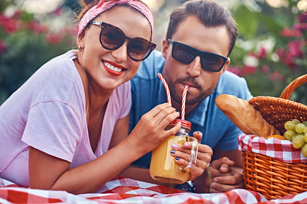 Sırasında açık havada kalma, parkta bir battaniye yatarken bir piknik zevk romantik bir mutlu orta yaş çiftin yakın çekim yansıma.  - Fotoğraf, Görsel