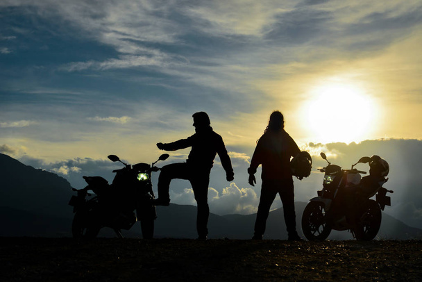motocicletas e pessoas loucas atingindo o pico das montanhas
 - Foto, Imagem