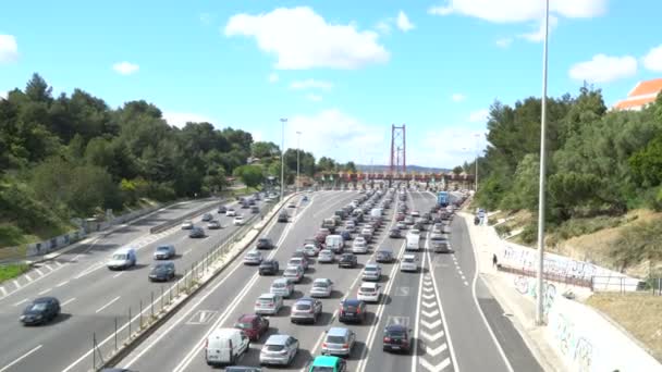 Coches pasando por el punto de peaje de la autopista, estación de peaje cerca del puente. Lisboa, portugal
 - Imágenes, Vídeo