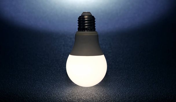 ampoule led incluse sur un fond sombre
 - Photo, image