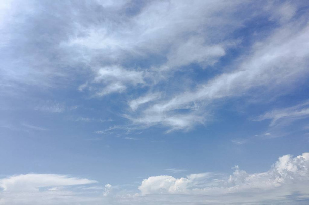 Hermosas nubes sobre un fondo azul del cielo. Cielo nublado. Cielo azul con nubes tiempo, nube de la naturaleza. Nubes blancas, cielo azul y sol
. - Foto, Imagen