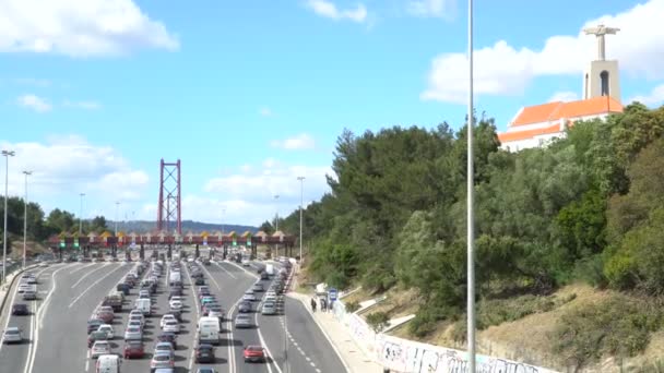 Samochody, przechodzącej przez punkt drogowych, myta w pobliżu mostu. Lisbon, Portugalia - Materiał filmowy, wideo