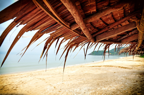asijské doškovou střechu na pláži - Fotografie, Obrázek