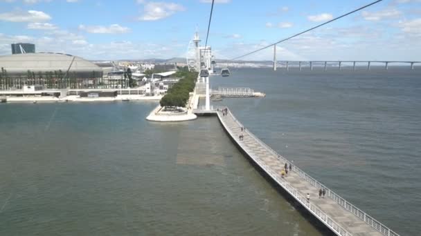 Kolejka linowa lub ropeway i transportu publicznego, poprzez zatokę lub rzeki w Lizbona, Portugalia - Materiał filmowy, wideo